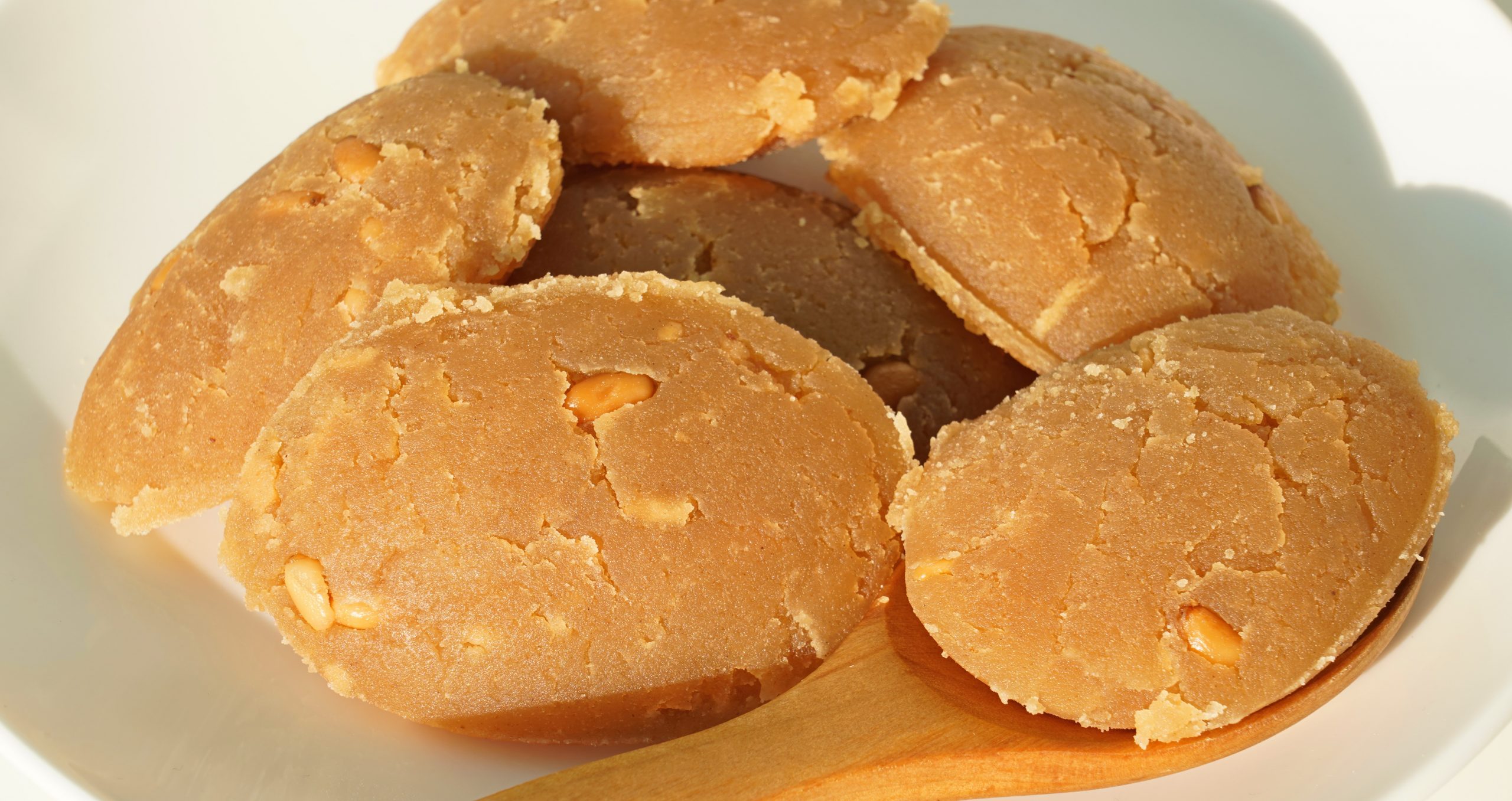 Traditional Turkish dessert flour halva . Un helvasi.