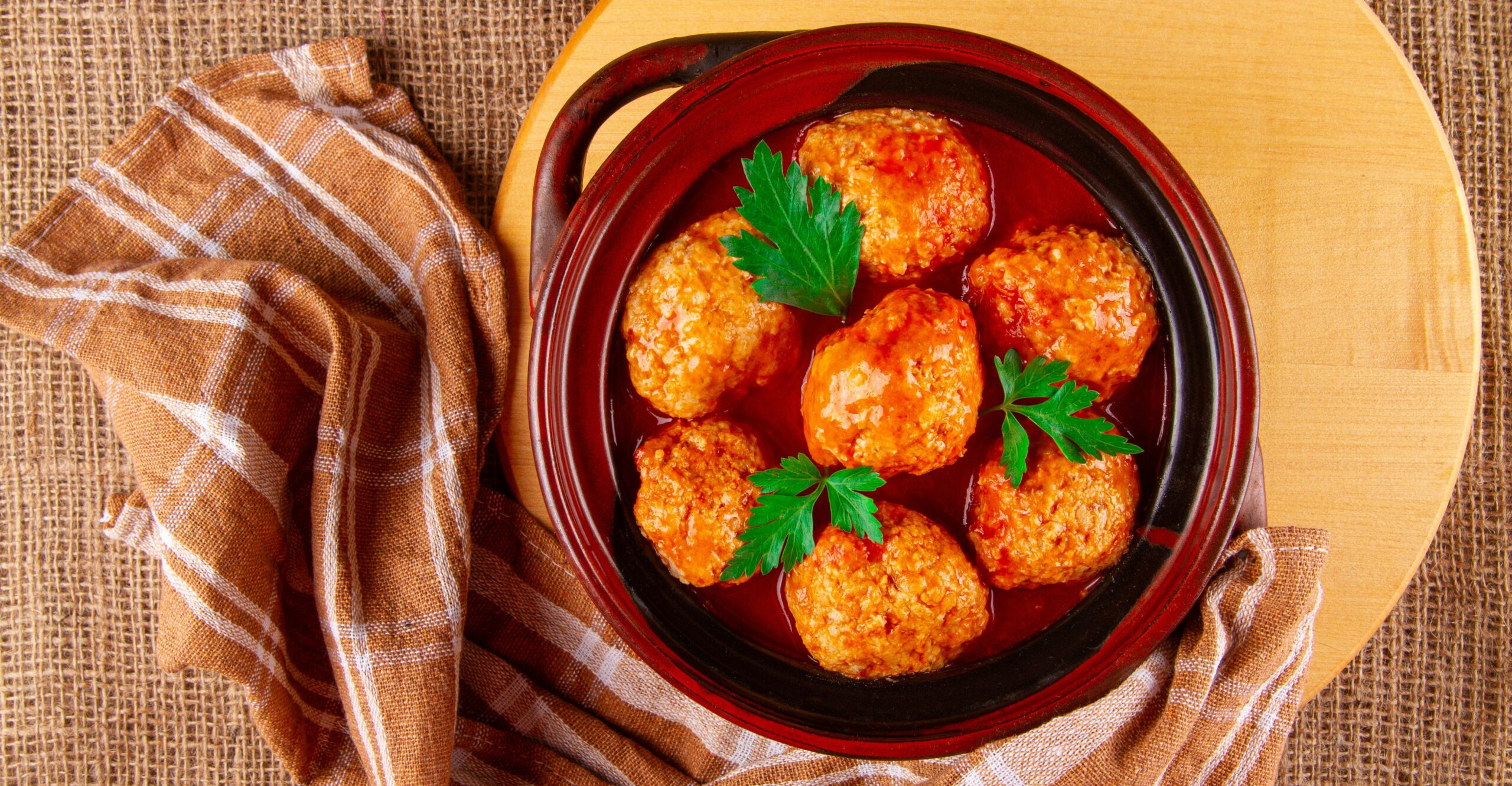 Clay pan with freshly-made kottbullar meatballs in red sauce